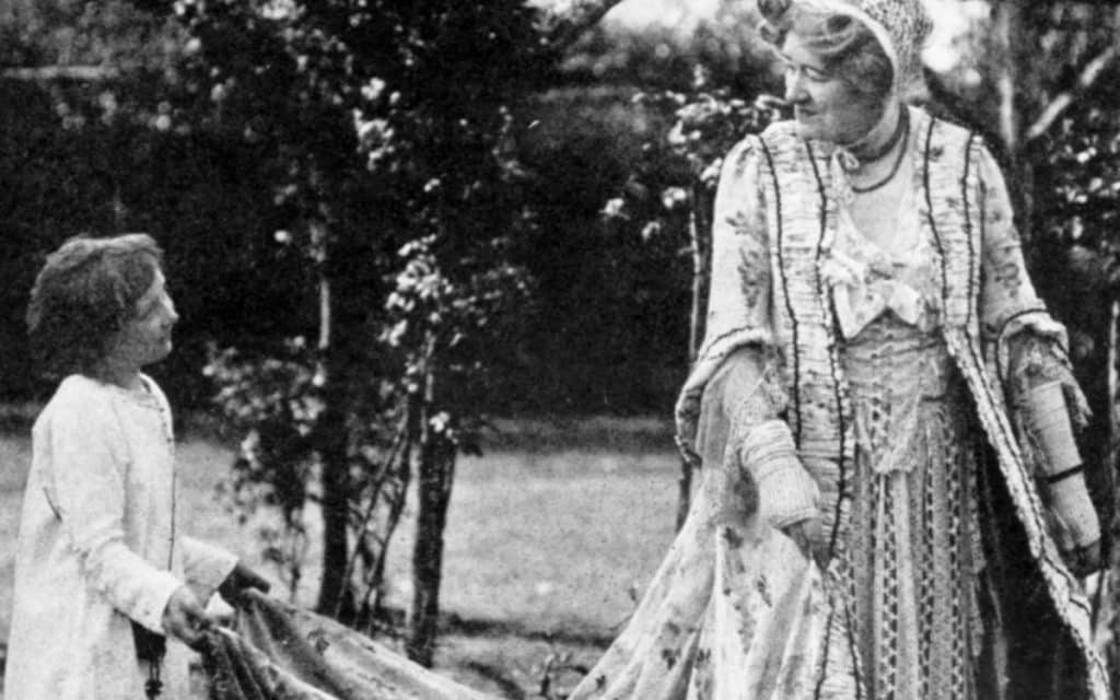 Dame Ellen Terry and her granddaughter.